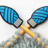 Lykkjustopparar - blue yarn lightbulb
