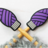 Lykkjustopparar - purple yarn lightbulb
