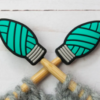 Lykkjustopparar - turquoise yarn lightbulb